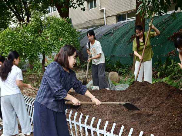 淮南市农科院专家走进谢四小 手把手指导学生种植赤松茸